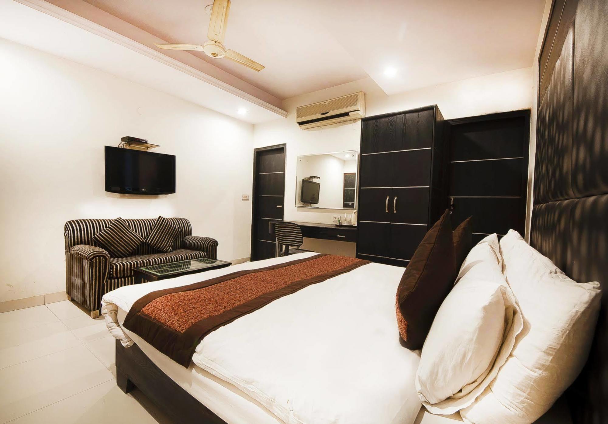 Treebo Mehar Castle Hotel Delhi  Buitenkant foto