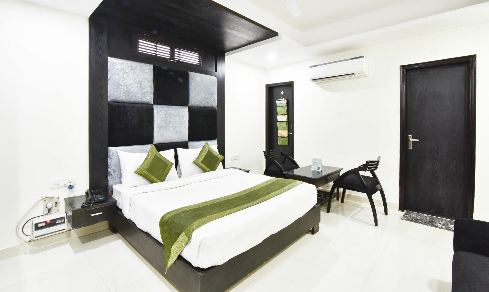 Treebo Mehar Castle Hotel Delhi  Buitenkant foto