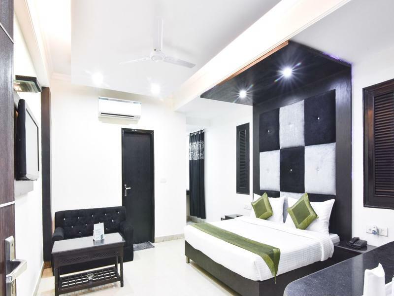 Treebo Mehar Castle Hotel Delhi  Buitenkant foto